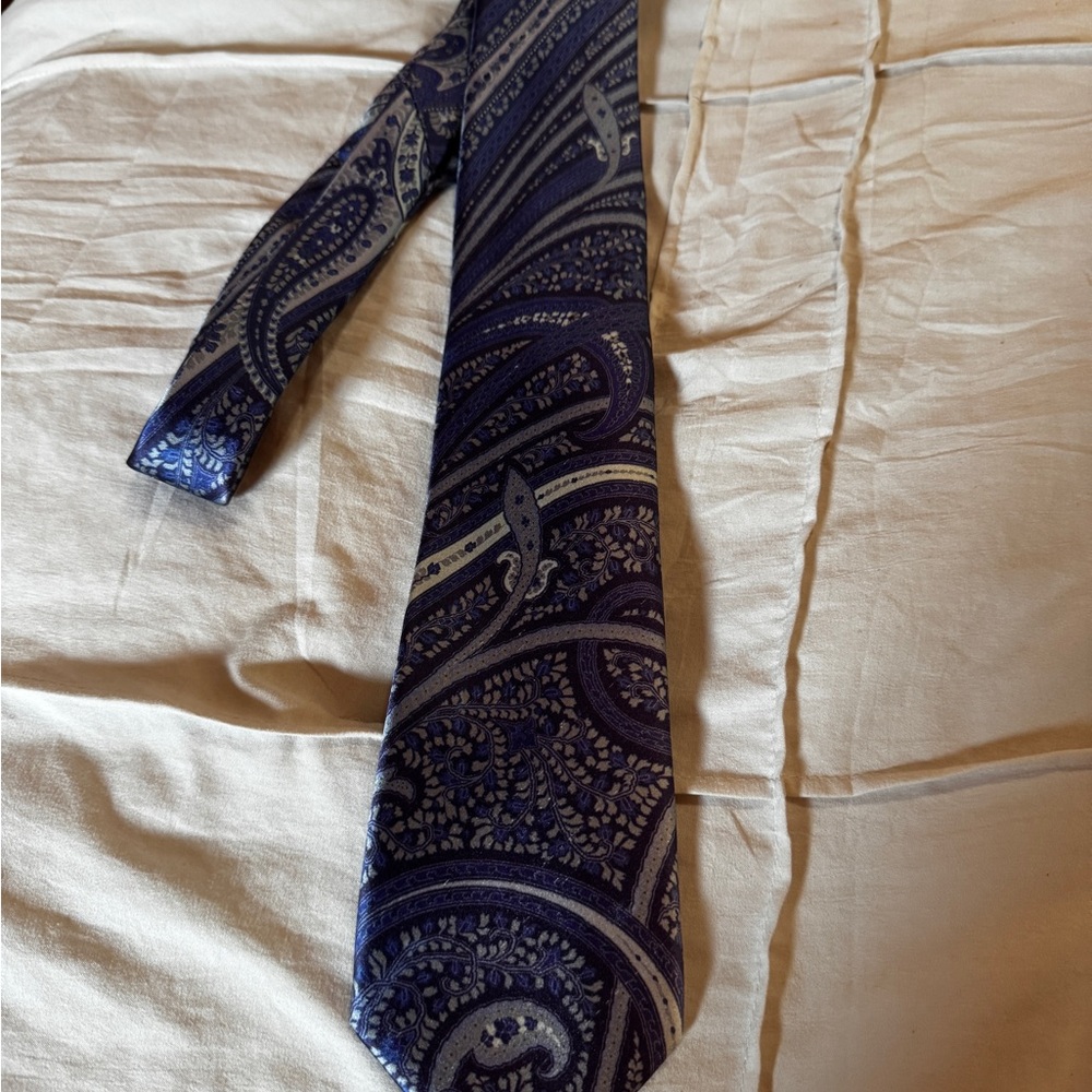 Ike Behar Blue and Cream Paisley Tie